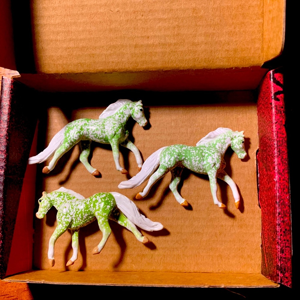 LAST ONE!!- Breyer Mini Whinnies Series 2 Mystery horse ‘Emerald’